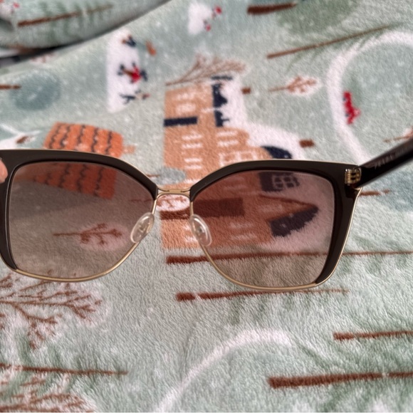 Prada sunglasses. - Picture 7 of 12